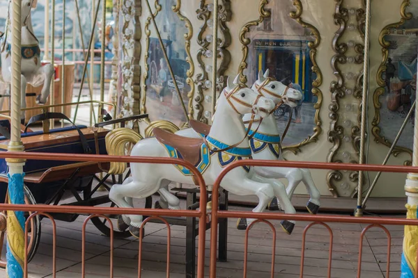 Una Giostra Bambini Nel Parco — Foto Stock