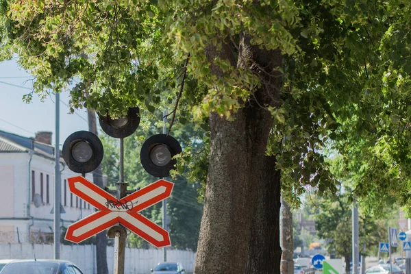 Φανάρι Κυκλοφορίας Στη Σιδηροδρομική Διάβαση Επί Της Οδού — Φωτογραφία Αρχείου