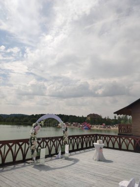 Düğün için göl rıhtımında kemer