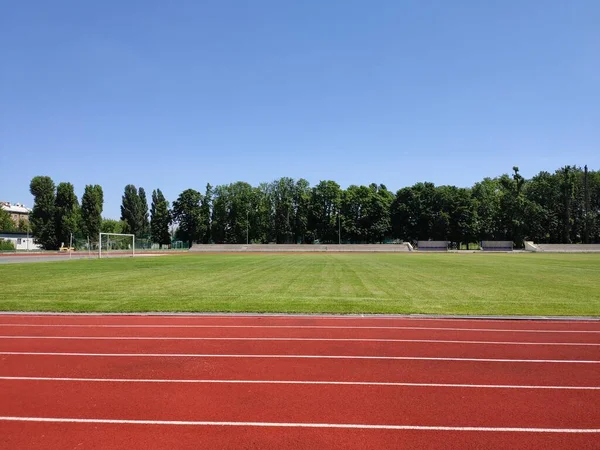 yeni koşu pisti ve futbol sahası