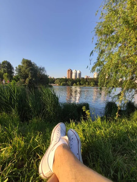 Jambes Homme Baskets Près Lac — Photo