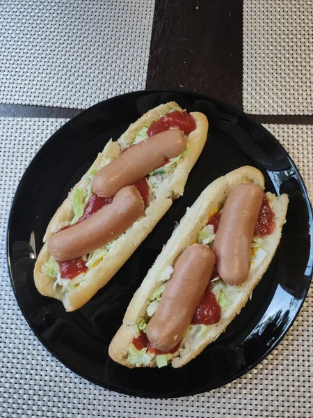 Dva Hot Dogy Talíři — Stock fotografie