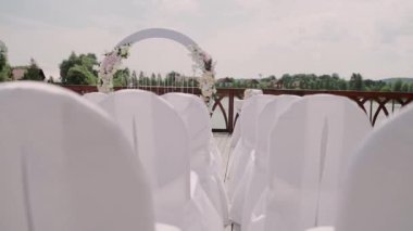 Düğün töreni ve beyaz sandalyeler için kemer.