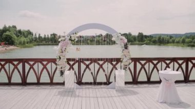 Düğün töreni ve beyaz sandalyeler için kemer.