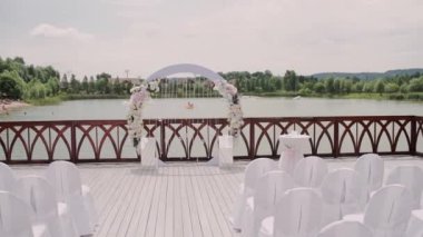 Düğün töreni ve beyaz sandalyeler için kemer.