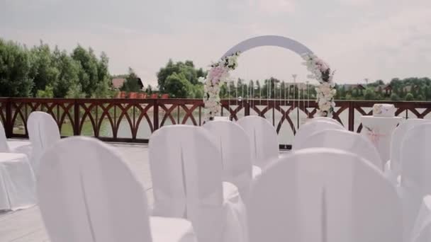 Okrągły Łuk Ceremonii Ślubnej Białe Krzesła — Wideo stockowe