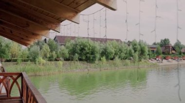 Güneşin göl suyundaki yansıması