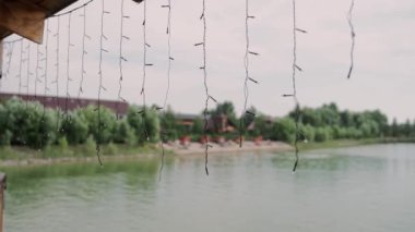 Güneşin göl suyundaki yansıması