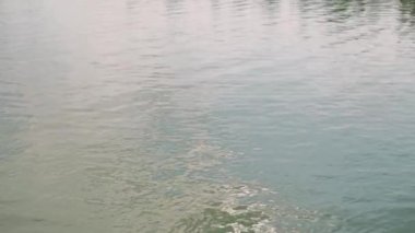 Güneşin göl suyundaki yansıması