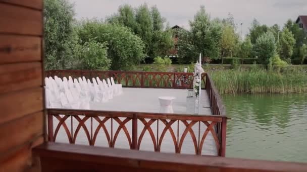 Bogen Für Trauung Mit Stühlen Auf Seebrücke — Stockvideo