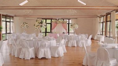 Dekorlu bir restoranda düğün masası.