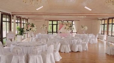 Dekorlu bir restoranda düğün masası.