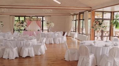 Dekorlu bir restoranda düğün masası.