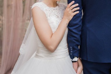 Gelin ve damat düğün parkında birlikte.