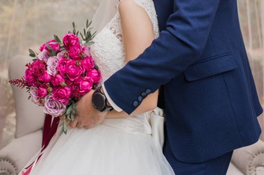 Gelin ve damat düğün parkında birlikte.