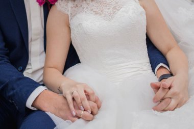 Gelin ve damat düğün parkında birlikte.