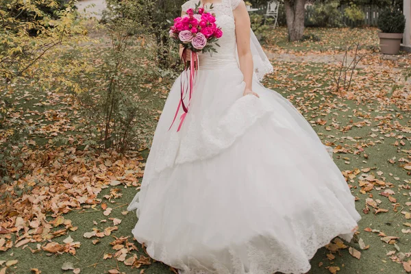 Braut Mit Brautstrauß Kleid — Stockfoto