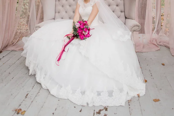 Νύφη Κρατώντας Γαμήλιο Μπουκέτο Ένα Φόρεμα — Φωτογραφία Αρχείου