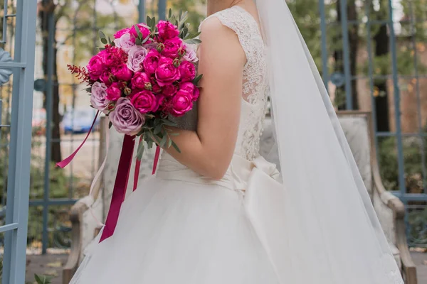 Sposa Tenendo Bouquet Sposa Vestito — Foto Stock