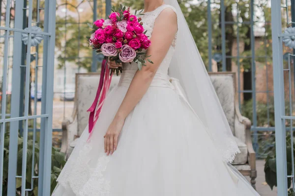 Sposa Tenendo Bouquet Sposa Vestito — Foto Stock