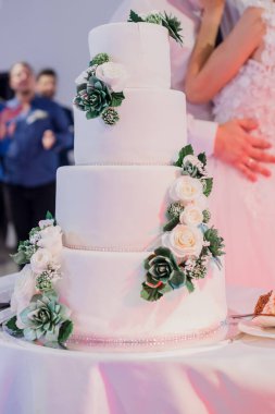 Damat ve gelin düğün pastasını kestiler.