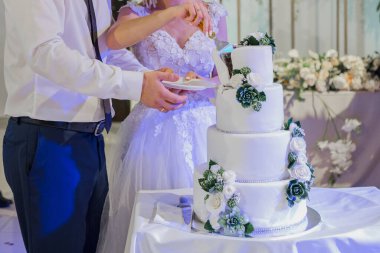 Damat ve gelin düğün pastasını kestiler.