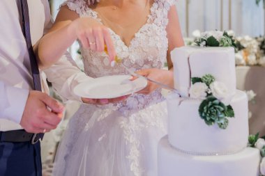 Damat ve gelin düğün pastasını kestiler.
