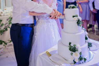 Damat ve gelin düğün pastasını kestiler.