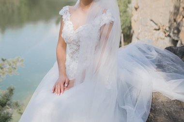 Gelin gölün yakınındaki taşların üzerinde bir buket ile