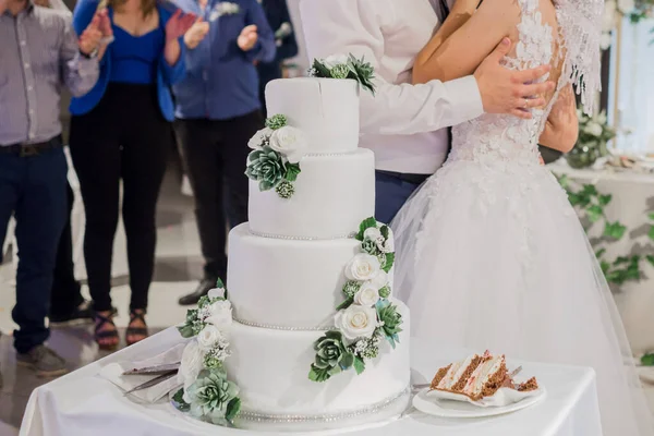 Groom Bride Cut Wedding Cake — Stock Photo, Image