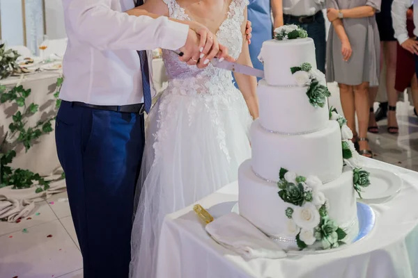 Groom Bride Cut Wedding Cake — Stock Photo, Image