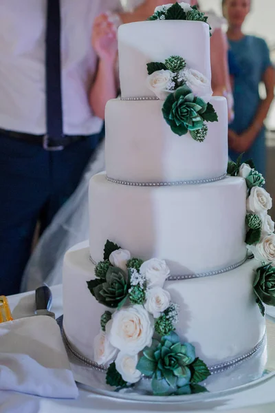 Noivo Noiva Cortaram Bolo Casamento — Fotografia de Stock