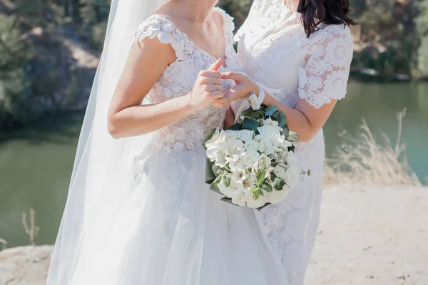 Sposa Con Damigelle Nel Parco — Foto Stock