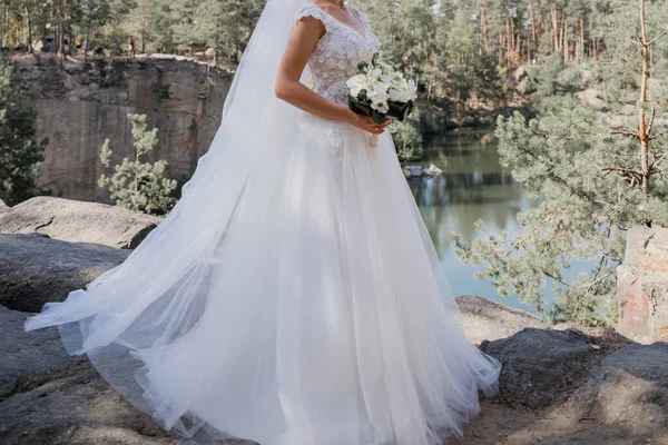 Mariée Avec Bouquet Sur Les Pierres Près Lac — Photo