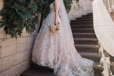 gelin düğün buketi klasik mimarinin yanında