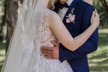 Gelin ile birlikte yaz parkında bir damat.