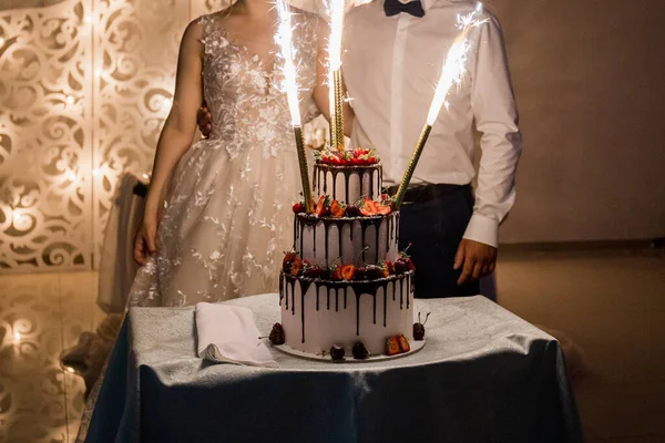 Groom Bride Cut Wedding Cake — Stock Photo, Image