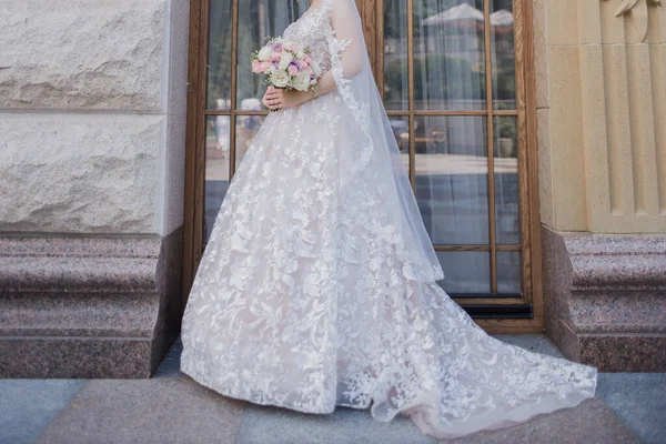 Noiva Com Casamento Buquê Arquitetura Clássica — Fotografia de Stock