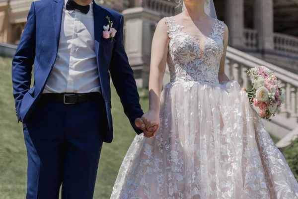 Brudgum Med Brud Tillsammans Sommarparken — Stockfoto