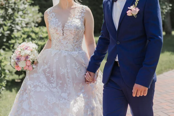 Novio Con Novia Juntos Parque Verano — Foto de Stock