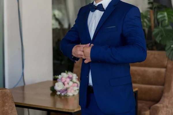 青いスーツの男と弓のネクタイ — ストック写真