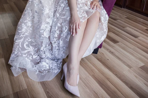 靴とウェディングドレスを着た花嫁の足 — ストック写真