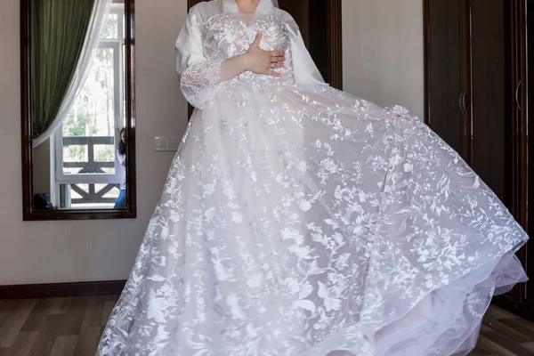 結婚式のドレスを着た花嫁が部屋で — ストック写真