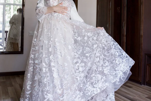 結婚式のドレスを着た花嫁が部屋で — ストック写真