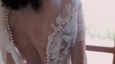 Gelinlik giymiş gelinin arkasında.