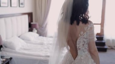 Gelinlik giymiş gelinin arkasında.