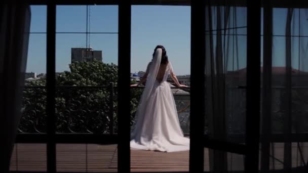 Sposa Sul Balcone Guarda Città — Video Stock