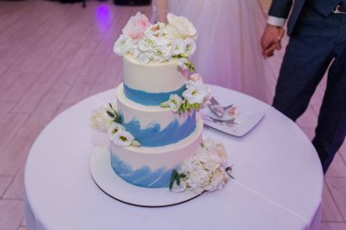 Damat ve gelin düğün pastasını kestiler.