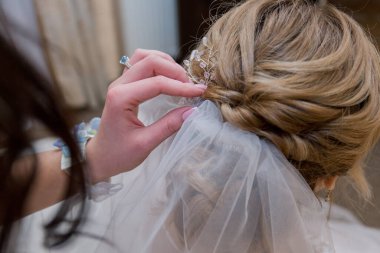 Gelin sabah peçe takıyor.