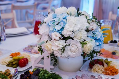 Restorandaki düğün masasının dekorasyonu.